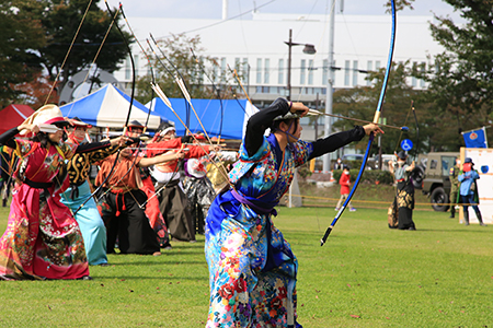 競技流鏑馬誕生20周年記念セレモニーにて立射演武を披露